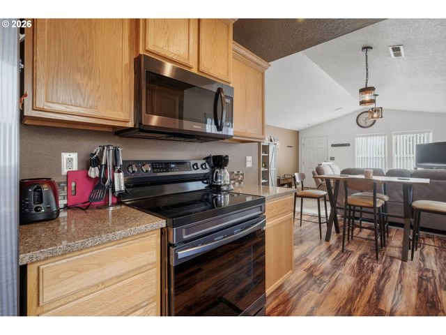 4942 HOLLY St, Springfield, OR 97478