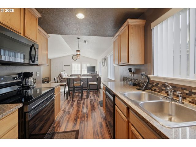 4942 HOLLY St, Springfield, OR 97478