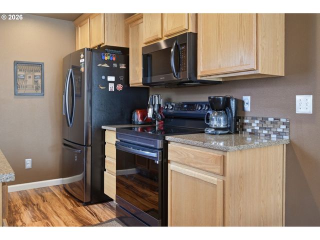 4942 HOLLY St, Springfield, OR 97478