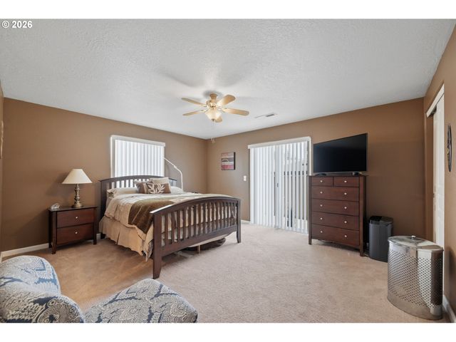 4942 HOLLY St, Springfield, OR 97478