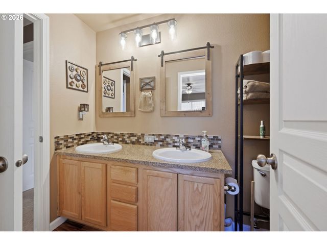 4942 HOLLY St, Springfield, OR 97478