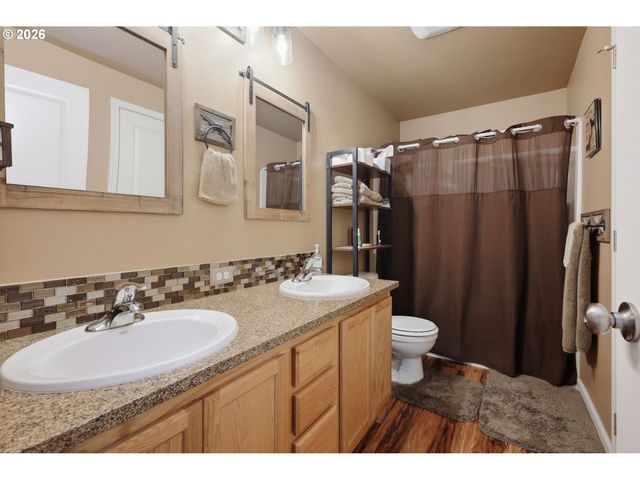 4942 HOLLY St, Springfield, OR 97478