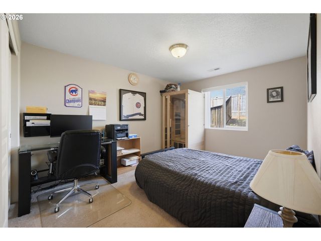 4942 HOLLY St, Springfield, OR 97478