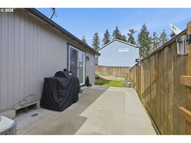 4942 HOLLY St, Springfield, OR 97478