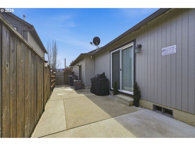 4942 HOLLY St, Springfield, OR 97478