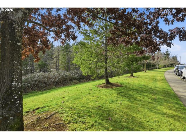 4942 HOLLY St, Springfield, OR 97478