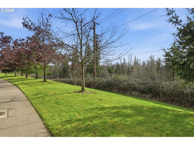 4942 HOLLY St, Springfield, OR 97478