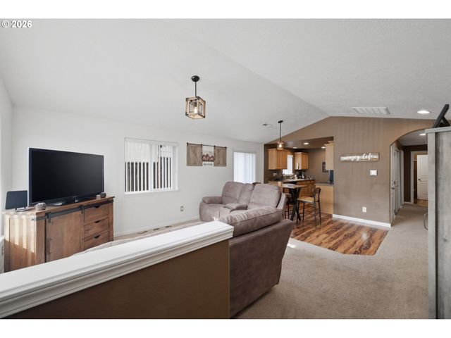 4942 HOLLY St, Springfield, OR 97478