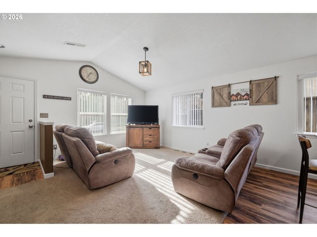 4942 HOLLY St, Springfield, OR 97478