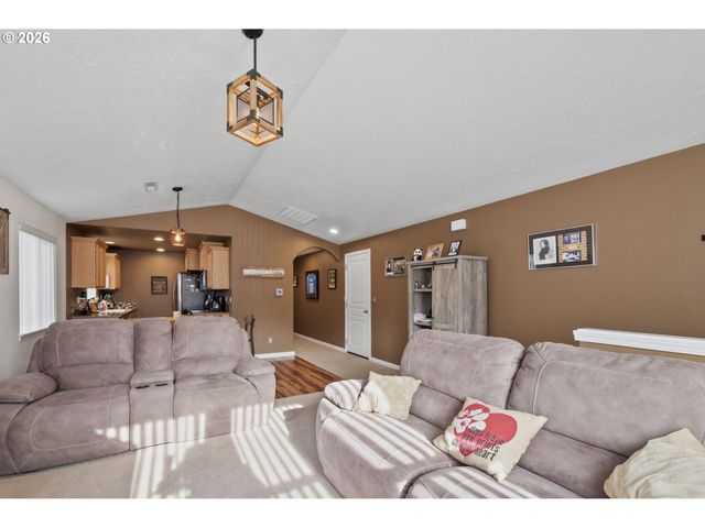 4942 HOLLY St, Springfield, OR 97478