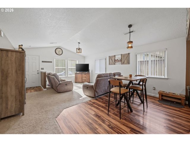 4942 HOLLY St, Springfield, OR 97478