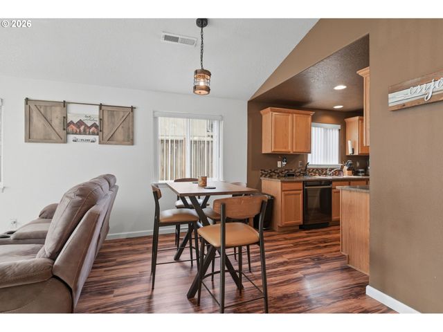 4942 HOLLY St, Springfield, OR 97478