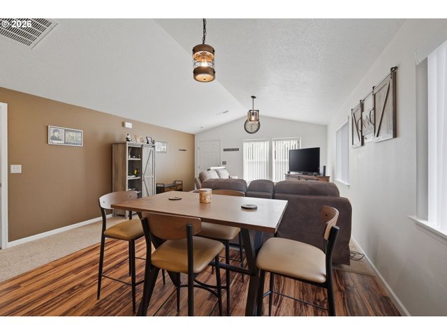 4942 HOLLY St, Springfield, OR 97478