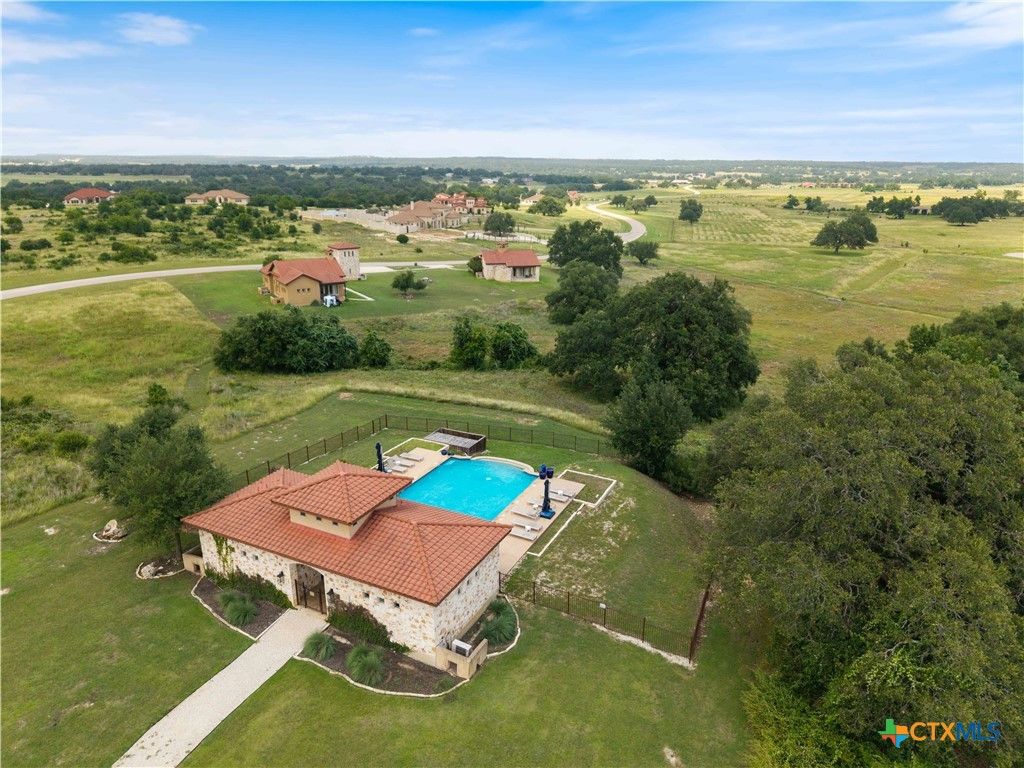 308 Via Francesco, Florence, TX 76527