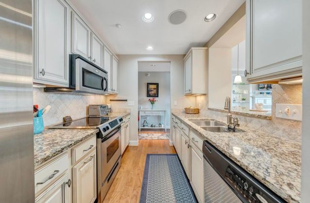 100 Bridgewater Pointe Pl Unit 403, Moneta, VA 24121