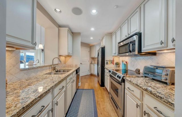 100 Bridgewater Pointe Pl Unit 403, Moneta, VA 24121