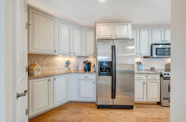 100 Bridgewater Pointe Pl Unit 403, Moneta, VA 24121