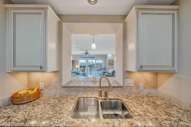 100 Bridgewater Pointe Pl Unit 403, Moneta, VA 24121