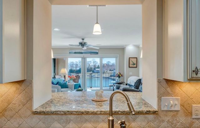 100 Bridgewater Pointe Pl Unit 403, Moneta, VA 24121