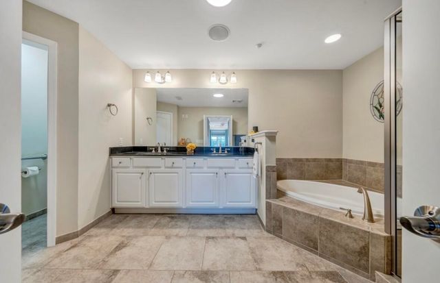 100 Bridgewater Pointe Pl Unit 403, Moneta, VA 24121