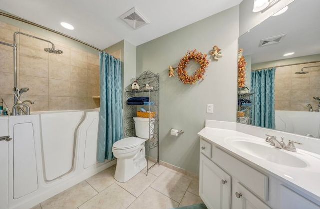 100 Bridgewater Pointe Pl Unit 403, Moneta, VA 24121