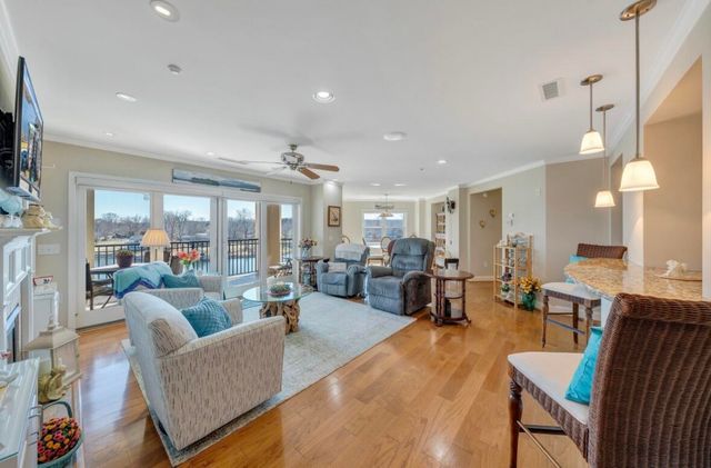 100 Bridgewater Pointe Pl Unit 403, Moneta, VA 24121