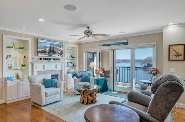 100 Bridgewater Pointe Pl Unit 403, Moneta, VA 24121