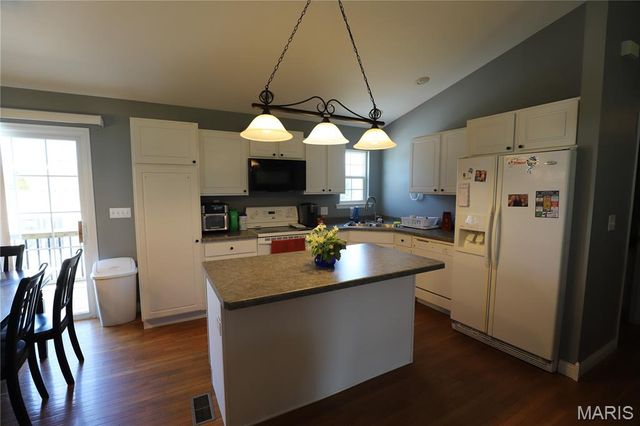 70 Swan Lane, Farmington, MO 63640