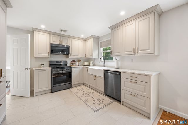 28 Fallon Drive, North Haven, CT 06473
