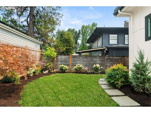 3633 Ne DAVIS St, Portland, OR 97232