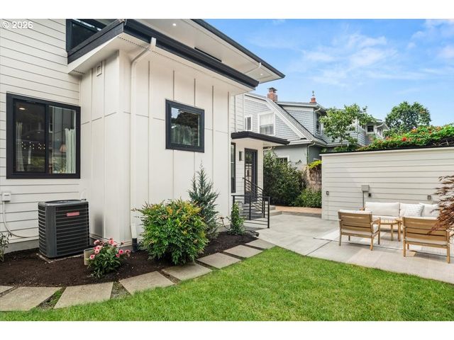 3633 Ne DAVIS St, Portland, OR 97232