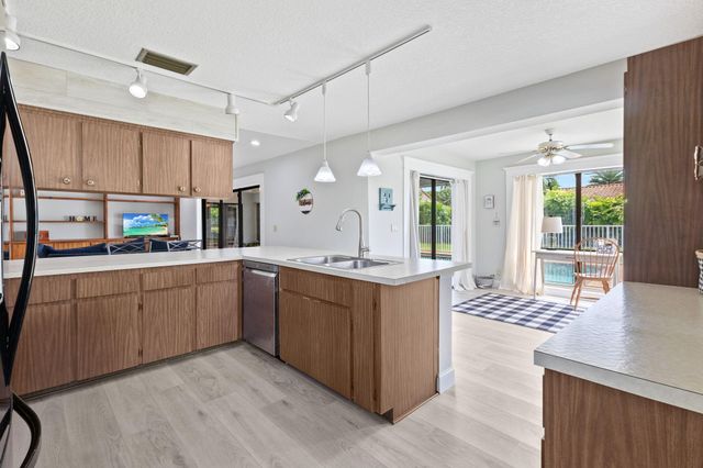 435 NW 99th Way, Coral Springs, FL 33071