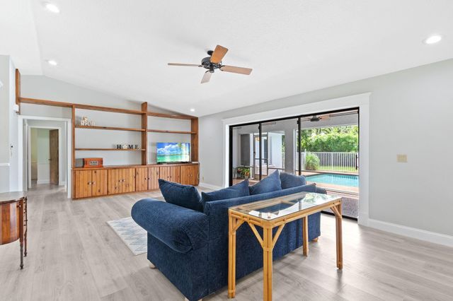 435 NW 99th Way, Coral Springs, FL 33071