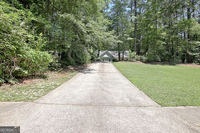 220 Farr Lake Drive, Tyrone, GA 30290