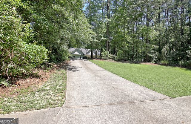 220 Farr Lake Drive, Tyrone, GA 30290