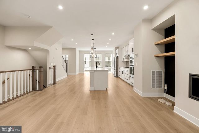 1021 S TAYLOR CT, Arlington, VA 22204