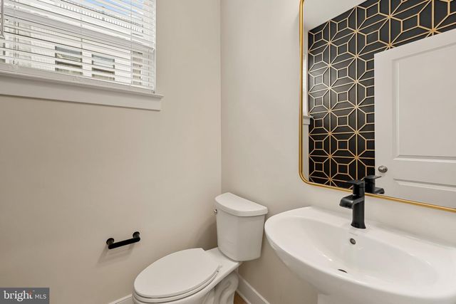 1021 S TAYLOR CT, Arlington, VA 22204