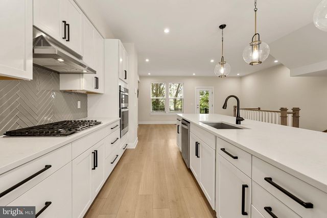 1021 S TAYLOR CT, Arlington, VA 22204