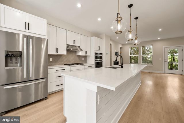 1021 S TAYLOR CT, Arlington, VA 22204