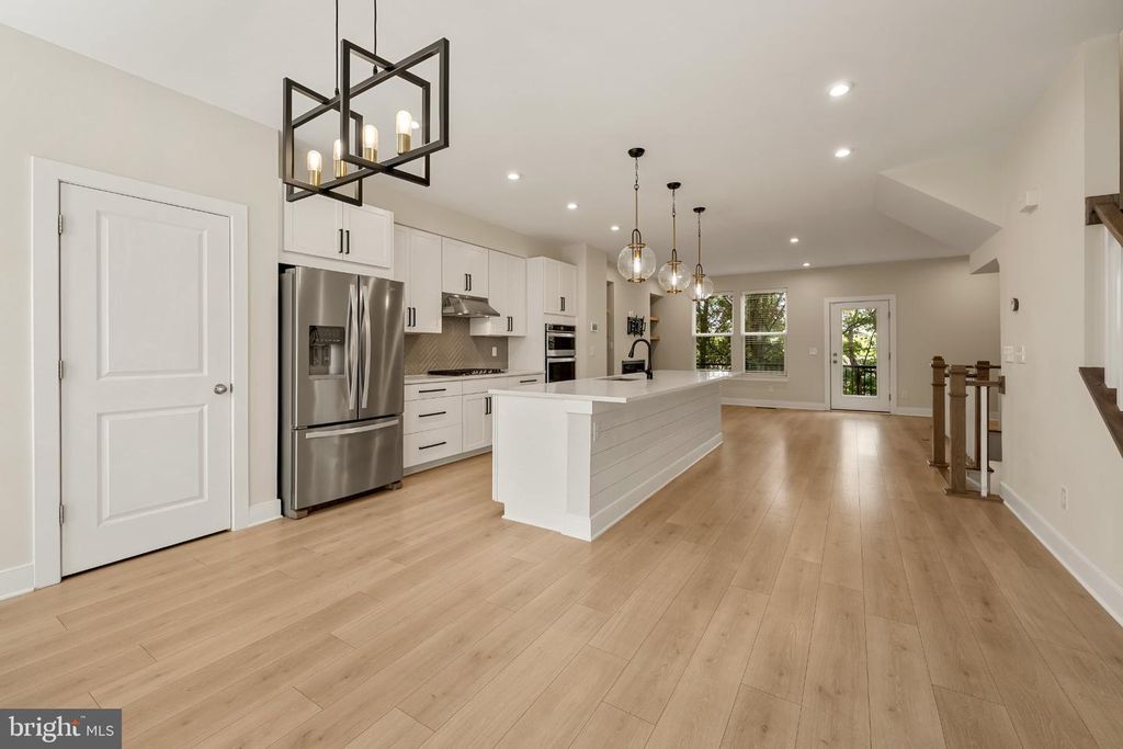 1021 S TAYLOR CT, Arlington, VA 22204