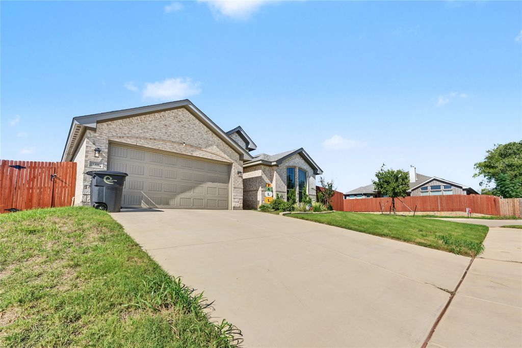 1400 Quail Creek Drive, Cleburne, TX 76033 — photo 3