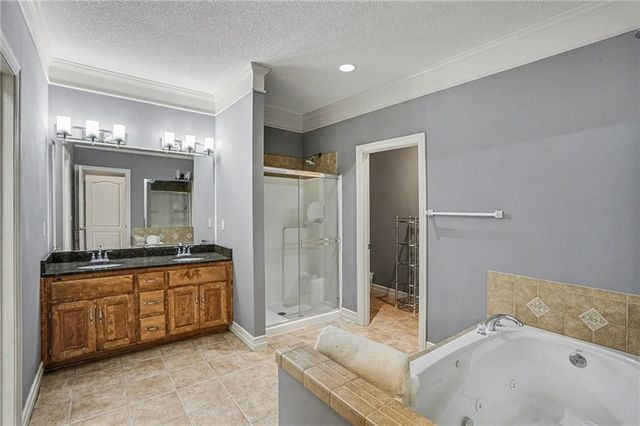 813 NE Sonora Valley Circle, Blue Springs, MO 64014