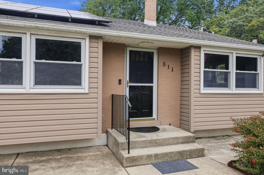 811 ARTHUR AVE, BRISTOL, PA 19007 — photo 3
