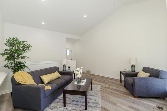 5255 Pinecrest Ct N, Bel Aire, KS 67220