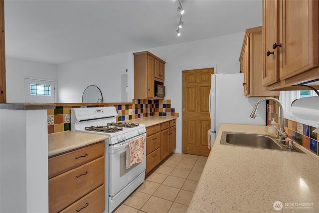 24855 16TH Avenue S, Des Moines, WA 98198