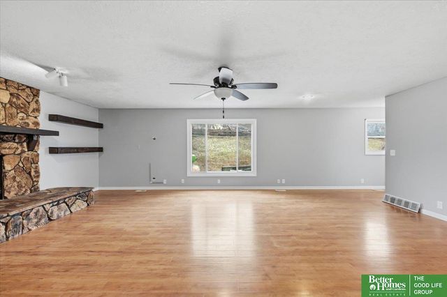 1114 Hackney Drive, Papillion, NE 68046