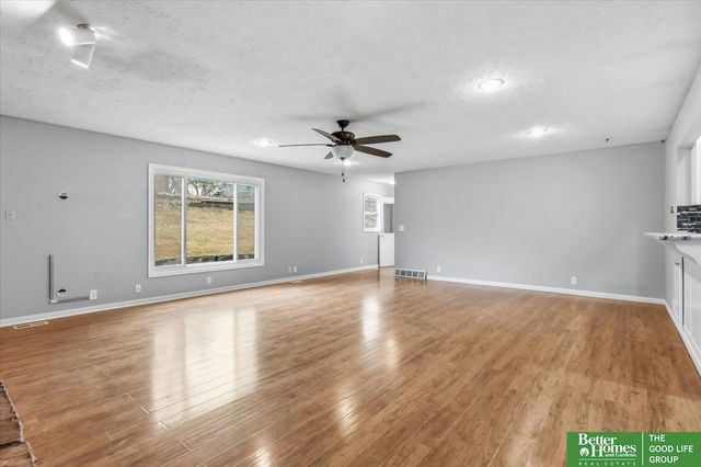 1114 Hackney Drive, Papillion, NE 68046