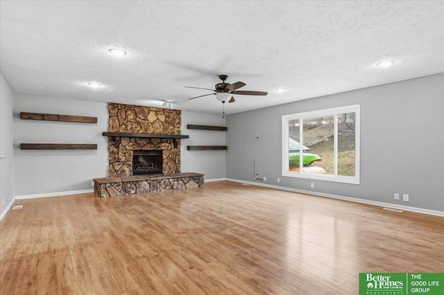 1114 Hackney Drive, Papillion, NE 68046