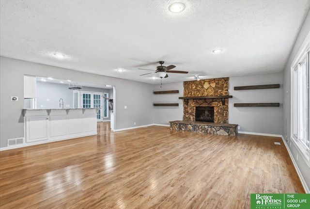 1114 Hackney Drive, Papillion, NE 68046