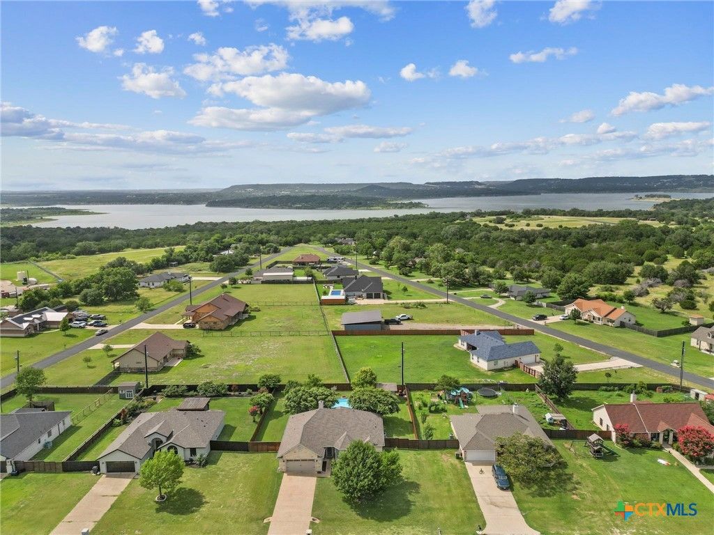 1902 Southview Drive, Salado, TX 76571